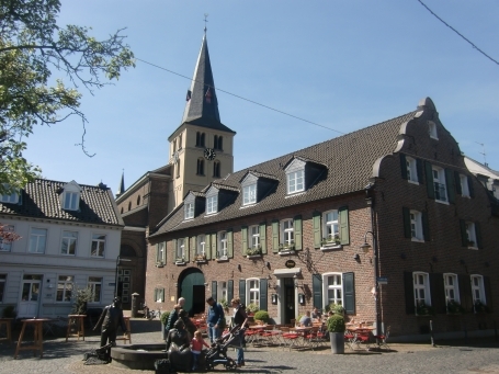 Meerbusch - Lank-Latum ( Lank ) : Hauptstraße, Alter Marktplatz in Lank